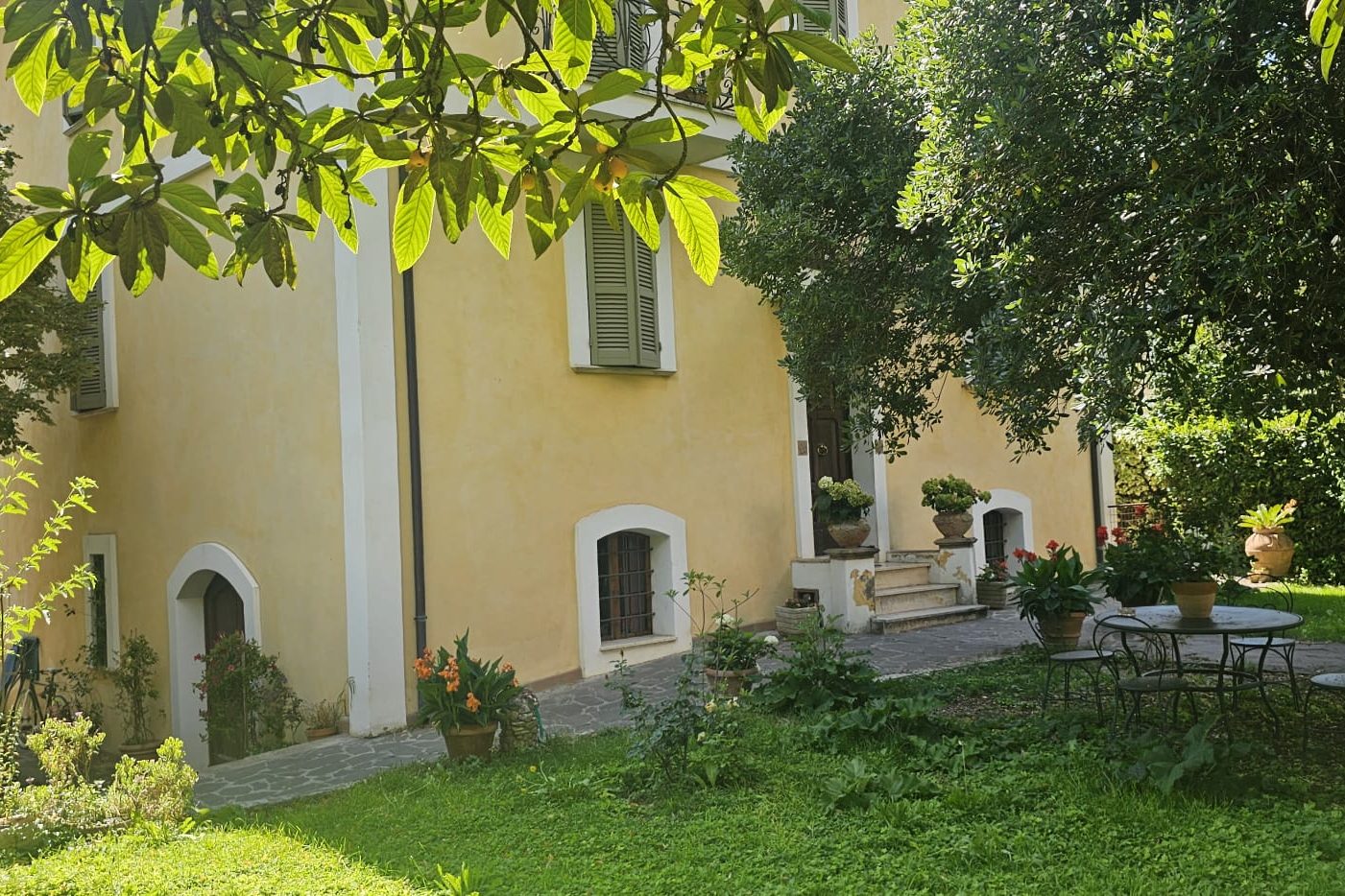 L'ingresso della villa tra il verde